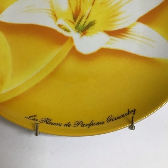 Givenchy Paris Porcelain Dessert Plates SET OF 2 Lily Bird of Paradise 8.25 2003 - Picture 3 of 14